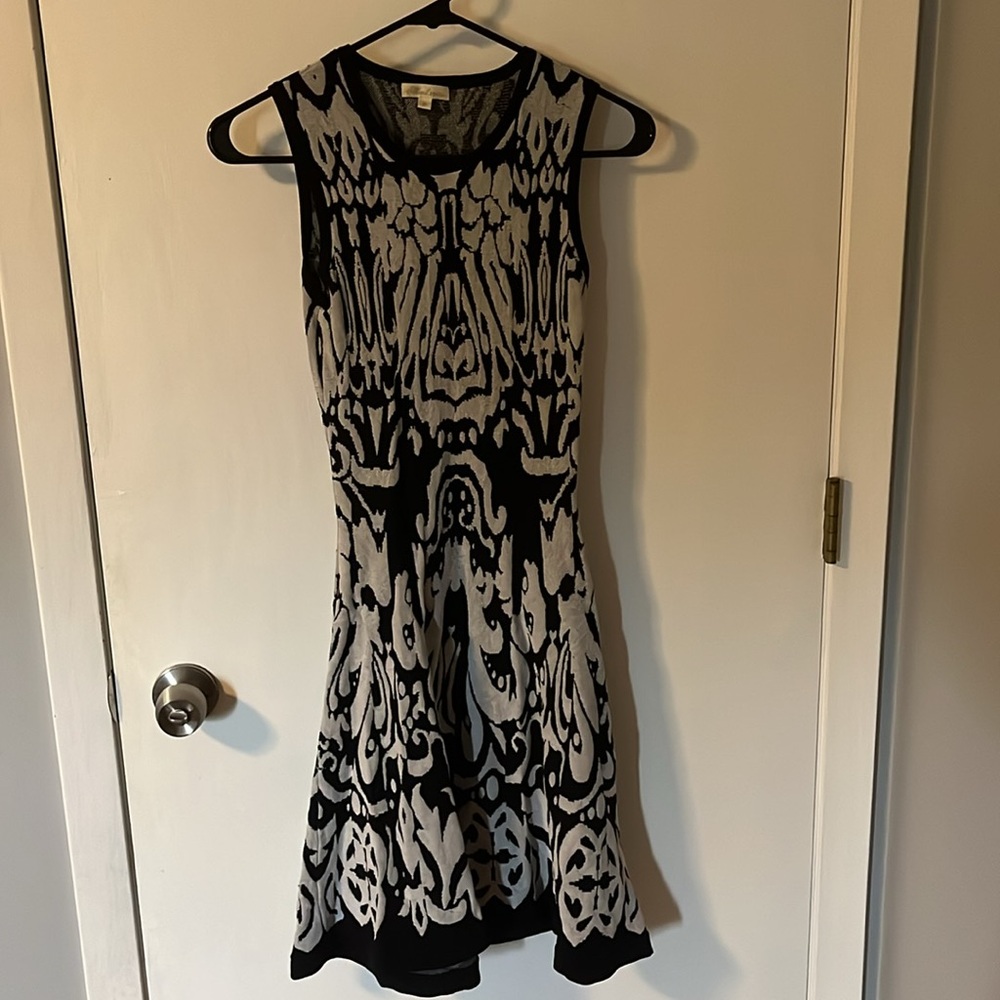 Sleeveless lightweight sweater dress.